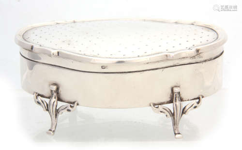 A GEORGE V LARGE SHAPED OVAL SILVER JEWELLERY CASKET with decorated top and lined interior raised on