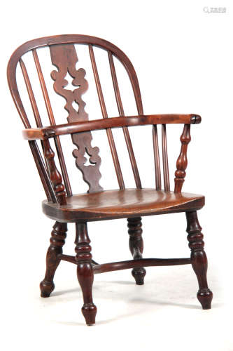 AN EARLY/MID 19TH CENTURY CHILD'S YEW WOOD WINDSOR CHAIR with shaped tapering fret-cut centre splat,