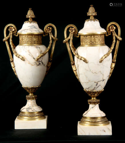 AN IMPRESSIVE PAIR OF FRENCH ORMOLU MOUNTED VEINED WHITE MARBLE CASOLETTES with floral swag work