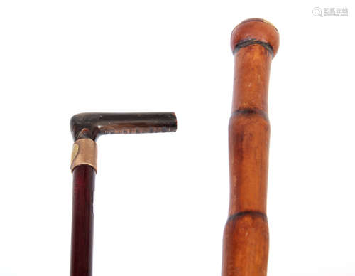 A 19TH CENTURY HORN HANDLED ROSEWOOD WALKING STICK with matted gilt metal ferrule fronted by a