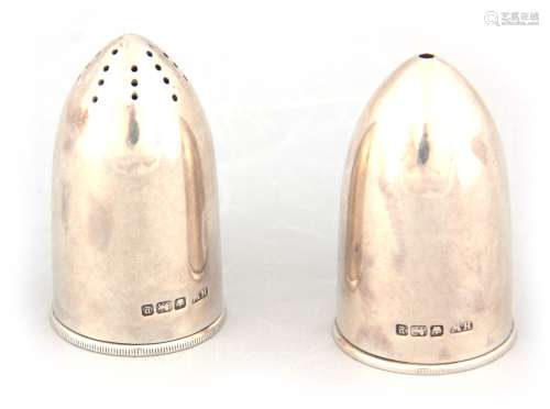 A PAIR OF GEORGE V BULLET SHAPED SILVER SALT AND PEPPER SHAKERS with knurl-edged removable caps