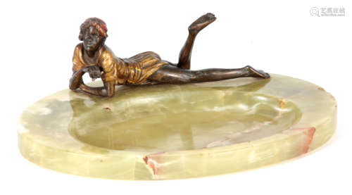 AN EARLY 20TH CENTURY COLD PAINTED BRONZE MOUNTED ONYX DESK TIDY the bronze depicting a young boy