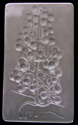 AN R LALIQUE OPALESCENT MENU PLAQUE 'RAISIN MUSCAT' Circa 1924 moulded in high relief with a hanging