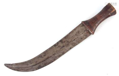 AN 19th CENTURY JAMBIYA DAGGER with curved steel double-edged blade 34cm overall