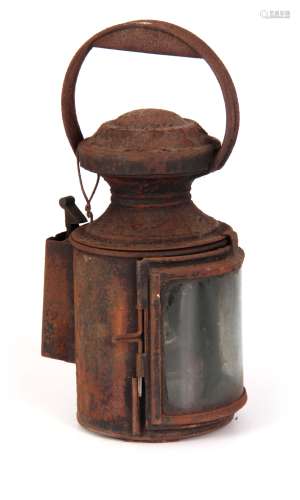 A RARE 19TH CENTURY G.C.R. PROTOTYPE RAILWAY SIGNAL LAMP for Great Central Railway, with an