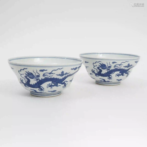 A Pair of Blue-and-white Bowls with Dragon Design,