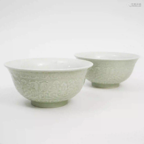 A Pair of Peas Celadon-glazed Bowls with Dragon