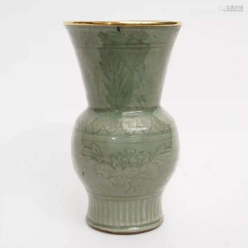 A Longquan Kiln Vase with Engraved Phoenix Tail Vase,