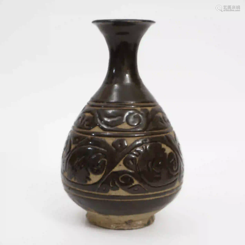 A Cizhou Kiln Tea Foam-glazed Engraved Vase, Jin