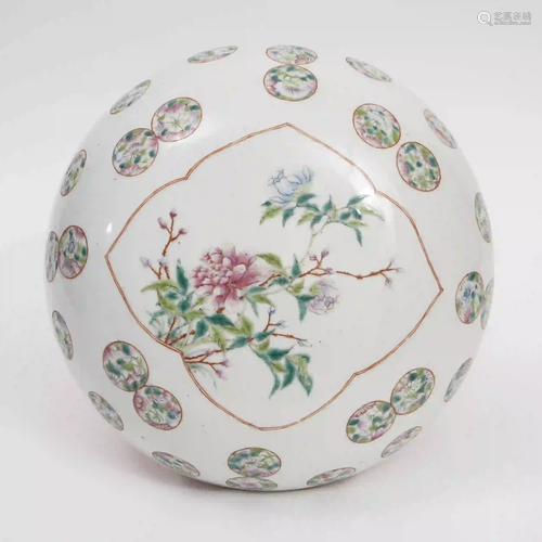 A Large Box with Pastel Flowers, Late Qing Dynasty