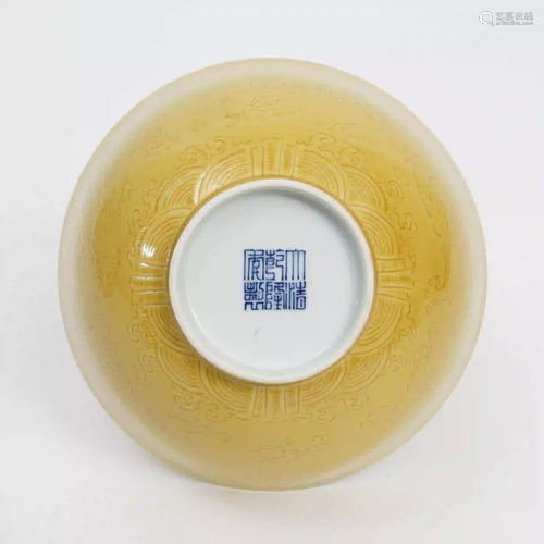 A Yellow-glazed Bowl with Engraved Dragon Pattern,