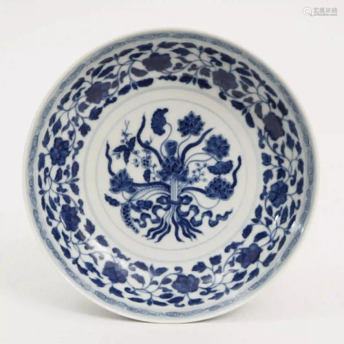 A Blue and White Lotus Pattern Plate, Qianlong Period,