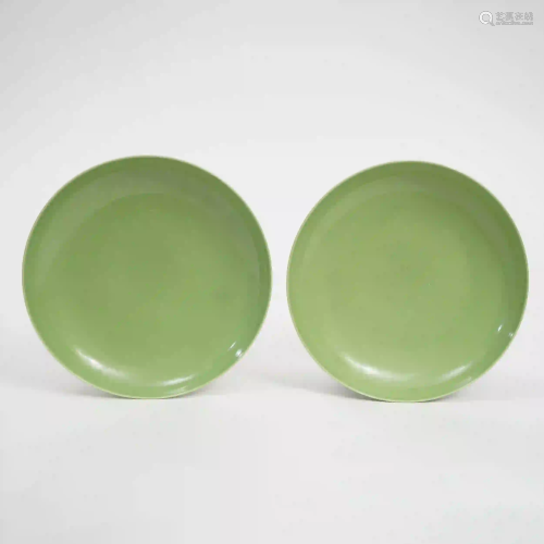 A Pair of Green-glazed Plates with Engraved Dragon,