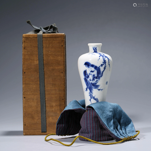 A CHINESE BLUE & WHITE PORCELAIN VASE & BOX