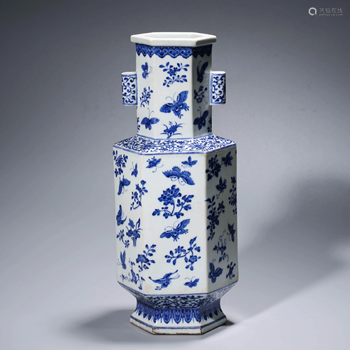 A CHINESE BLUE & WHITE HEXAGONAL PORCELAIN VASE,