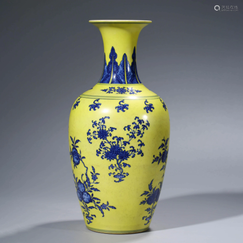 A CHINESE YELLOW GROUND BLUE & WHITE PORCELAIN VASE,