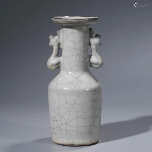 A CHINESE GE-TYPE KILN DOUBLE-EARED PORCELAIN VASE