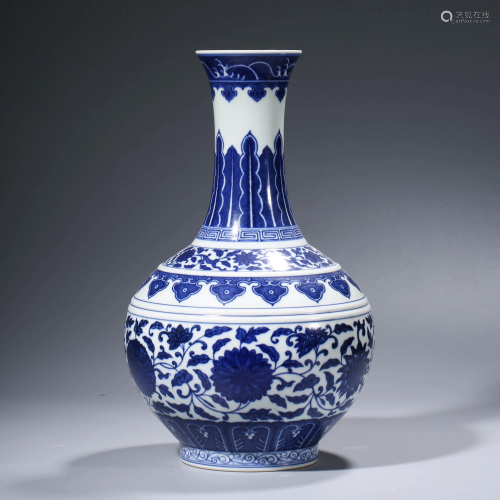 A CHINESE BLUE & WHITE WRAPPED FLORAL PEONY PORCELAIN
