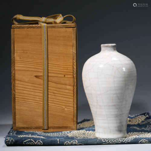 A CHINESE GE-TYPE KILN PORCELAIN MEIPING VASE