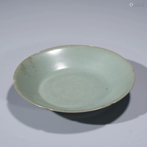 A CHINESE LONGQUAN KILN PORCELAIN DISH