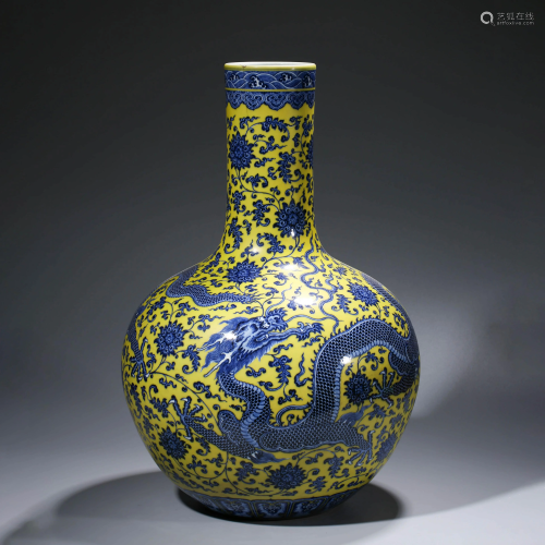 A YELLOW-GROUND BLUE & WHITE PORCELAIN VASE WITH