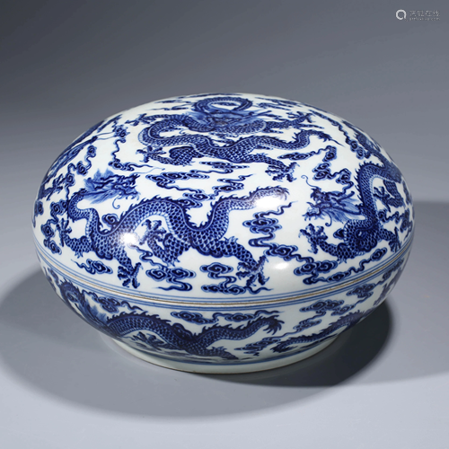 A CHINESE BLUE & WHITE PORCELAIN BOX & COVER, QIANLO…