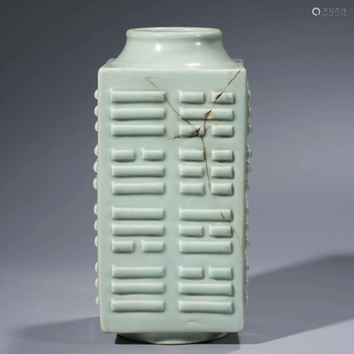 A CHINESE LONGQUAN-TYPE GLAZED PORCELAIN CONG VASE,