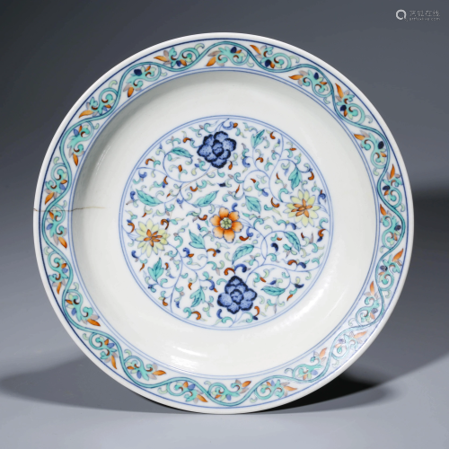 A CHINESE DOUCAI WRAPPED FLORAL PORCELAIN DISH,