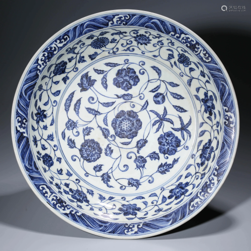 A CHINESE BLUE & WHITE WRAPPED FLORAL PORCELAIN DISH