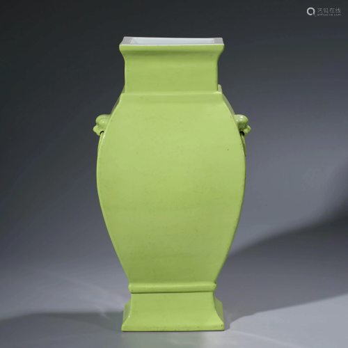 A CHINESE LIME-GLAZED SQUARE PORCELAIN VASE, QIANLO…