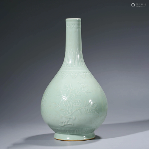 A CHINESE CELADON-GLAZED LONGQUAN PORCELAIN GARLIC-HE…