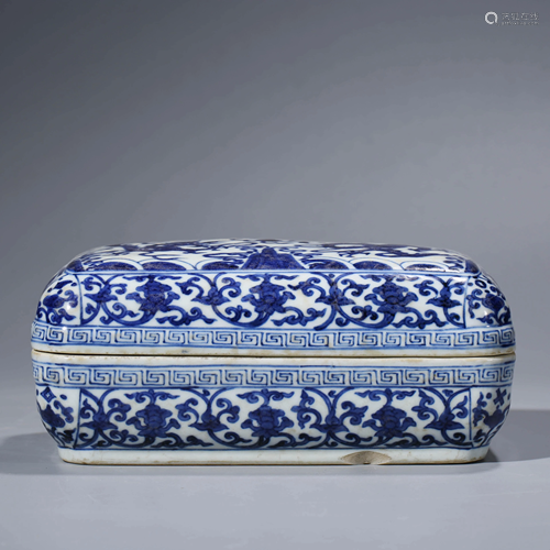 A CHINESE BLUE & WHITE PORCELAIN BOX & COVER, JIAJING