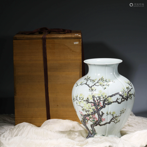 A CHINESE FAMILLE ROSE PORCELAIN VASE & WOODEN BOX,