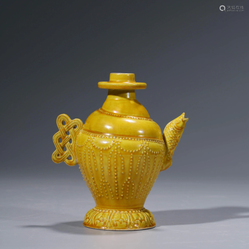 A CHINESE YELLOW-GLAZED PORCELAIN WINE VESSEL