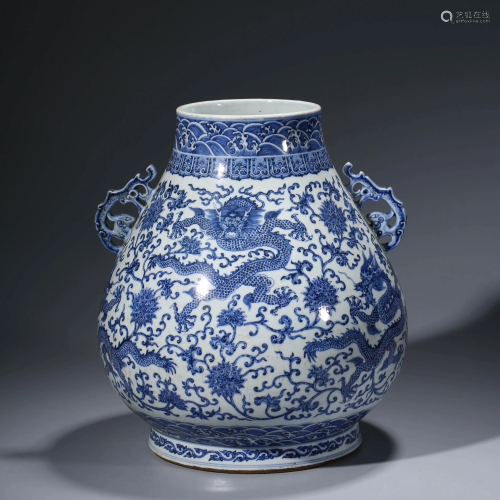 A CHINESE BLUE & WHITE PORCELAIN VASE WITH QIANLONG
