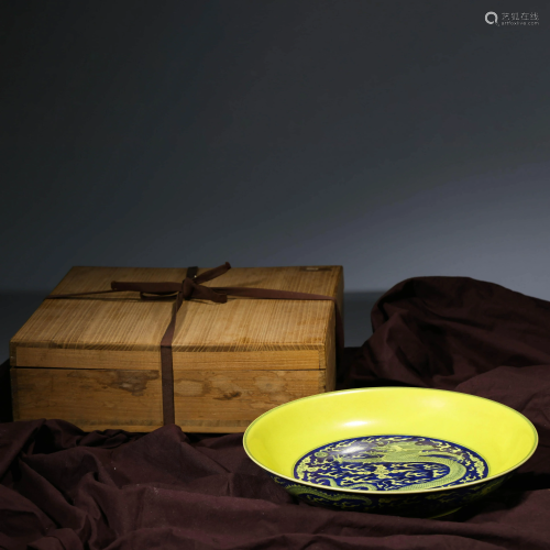 A CHINESE YELLOW-GROUND BLUE & WHITE PORCELAIN DISH,