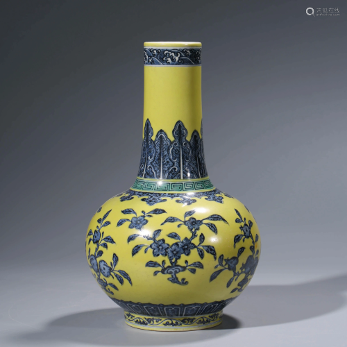 A CHINESE YELLOW GROUND BLUE & WHITE PORCELAIN