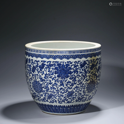 A LARGE CHINESE BLUE & WHITE WRAPPED FLORAL PORCELAIN