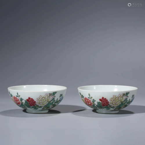 A PAIR OF CHINESE FAMILLE ROSE PEONY PORCELAIN BOWLS,