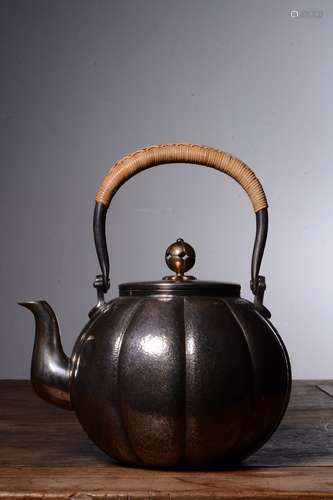 A Silver Handle Pot With Melon Pattern