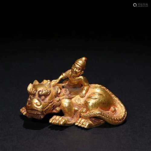 A Gilt Bronze Figure&Lion Shaped Ornament