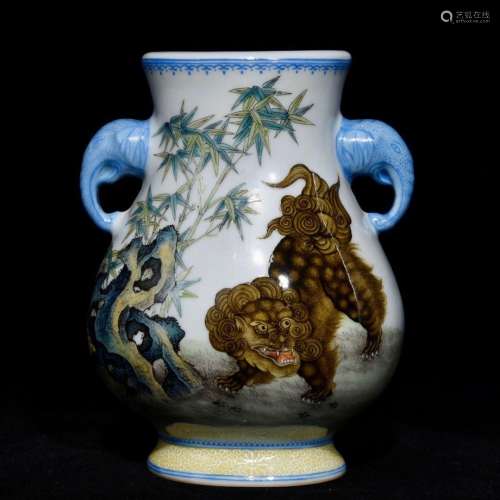 A Porcelain Enameled Lion Pattern Vase