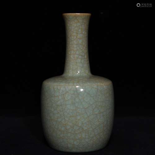 A Porcelain Ru Kiln Vase