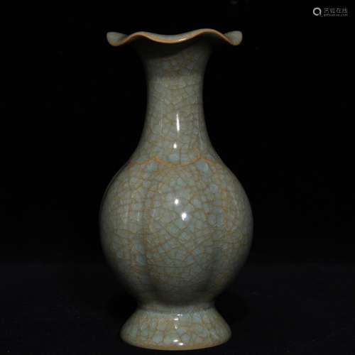 A Porcelain Ru Kiln Vase