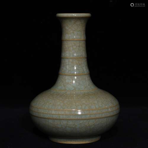 A Porcelain Ru Kiln Vase