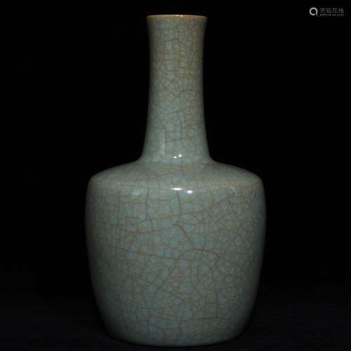 A Porcelain Ru Kiln Vase