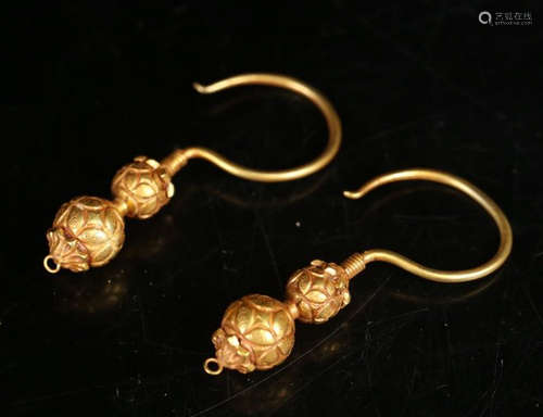 PAIR OF GOLD CASTED EARRING