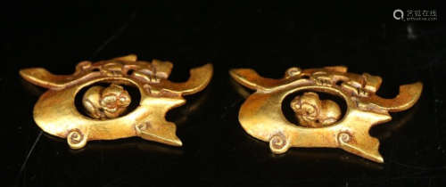 PAIR OF GILT BRONZE CASTED BEAST SHAPED PENDANT