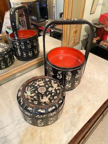 中国南方，20世纪初。红色和黑色漆木镶嵌珍珠母的三格野餐盒。高度：47厘米。 一些意外：缝隙和盖子松动。