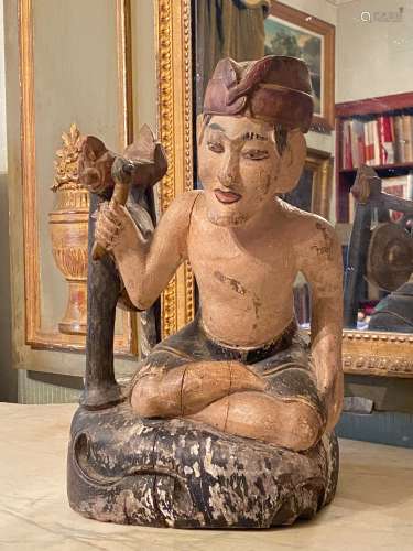 20世纪初，东南亚。雕像代表一位坐在锣旁的音乐家。木材和多色性。高度：31厘米。开裂，多色磨损。